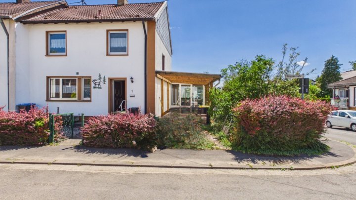 Attraktives Einfamilienhaus als Reihenendhaus, mit Garage, großem Grundstück und Wintergarten!