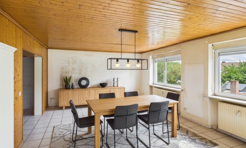 Attraktives Einfamilienhaus als Reihenendhaus, mit Garage, großem Grundstück und Wintergarten!