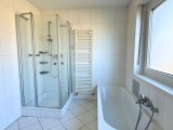 Bad mit Wanne und Dusche Og