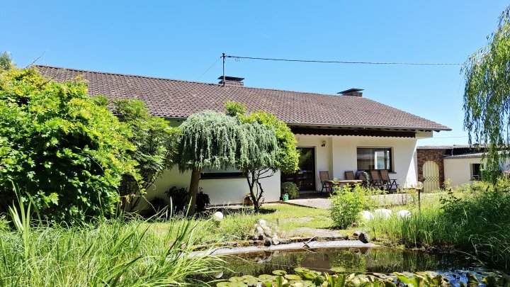 Familienfreundlicher Bungalow mit großzügigem Garten und Teich in Merzig-Schwemlingen