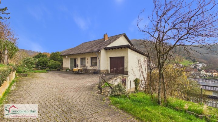 SOFORT VERFÜGBAR: EINFAMILIENHAUS MIT GARAGE UND EIGENEM WALDSTÜCK