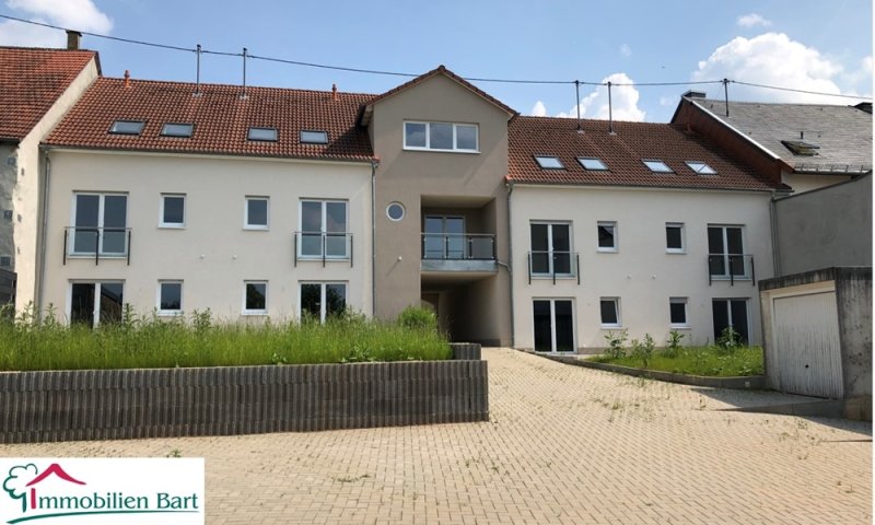SOFORT VERFÜGBAR: NEUBAU IN SONNIGER LAGE MIT TERRASSE, GARTEN UND GARAGE!