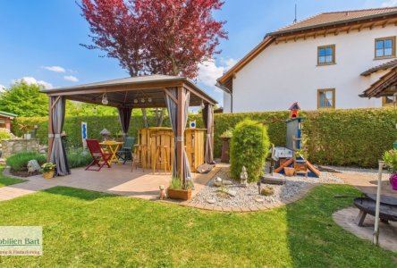 Garten mit Pavillon
