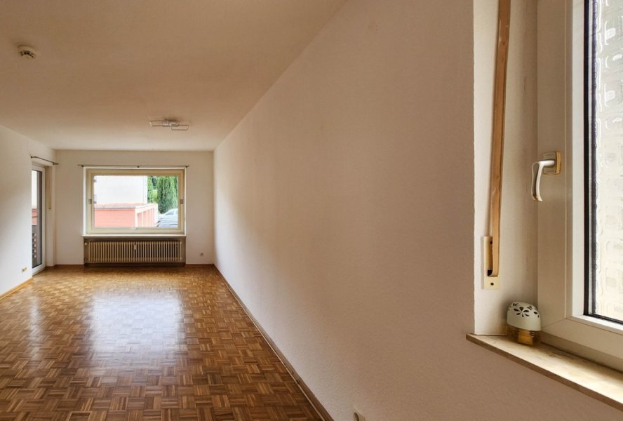 Großzügiges Wohnzimmer mit Zugang zum Südbalkon