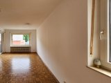 Großzügiges Wohnzimmer mit Zugang zum Südbalkon