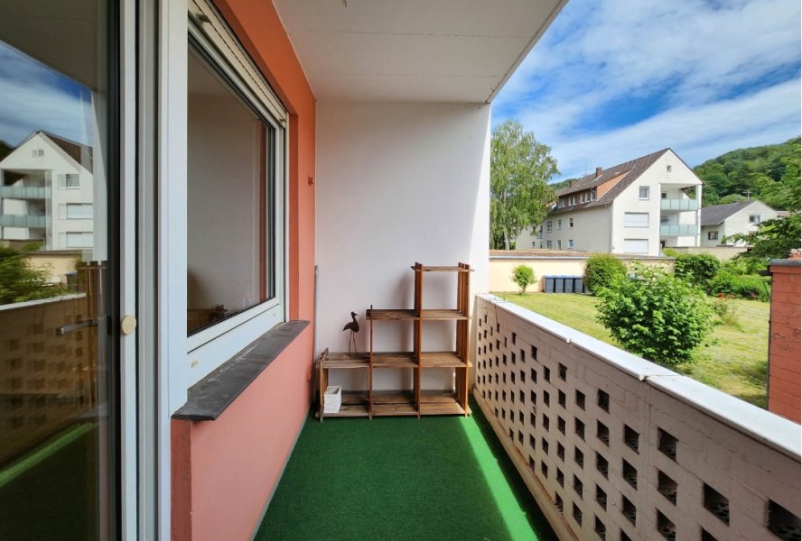 Südbalkon von der Wohnzimmertür aus gesehen. Links eins von zwei Schlafzimmern