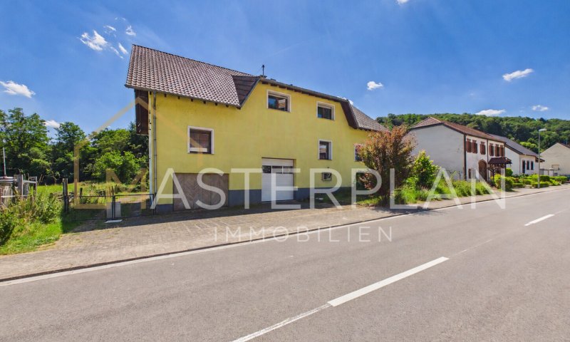 Freistehendes Einfamilienhaus mit Garagen und Garten