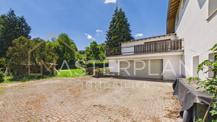 Freistehendes Einfamilienhaus mit Garagen und Garten
