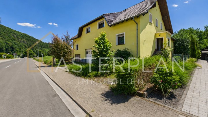Freistehendes Einfamilienhaus mit Garagen und Garten