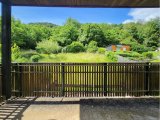 Rückwärtiger Balkon mit Blick in den Garten