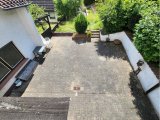 Blick vom rückwärtigen Balkon auf die Terrasse