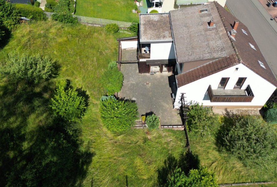 Seitenansicht mit Terrasse, Balkonen und Garten