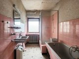 Tageslicht-Bad mit Badewanne und Dusche im Erdgeschoss