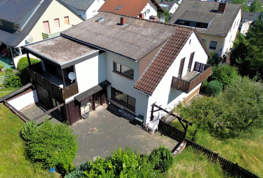 Rückansicht mit großer Terrasse und Teile des Gartens