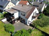 Rückansicht mit großer Terrasse und Teile des Gartens