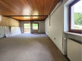 Zimmer/Anbau mit Zugang zum rückwärtigen Balkon im Obergeschoss