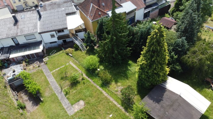 Großzügiges Ein- bis Zweifamilienhaus mit großem Grundstück