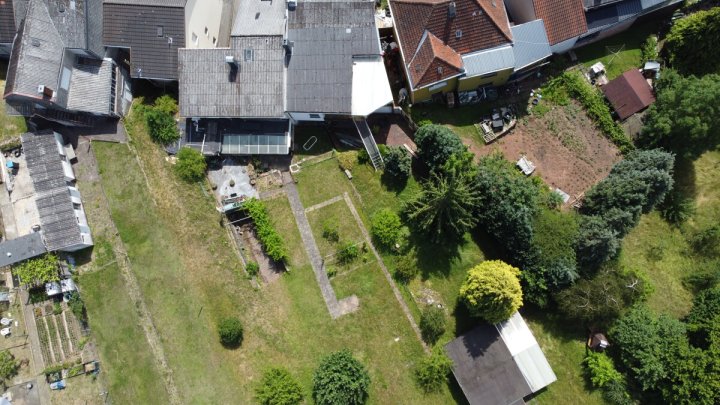 Großzügiges Ein- bis Zweifamilienhaus mit großem Grundstück