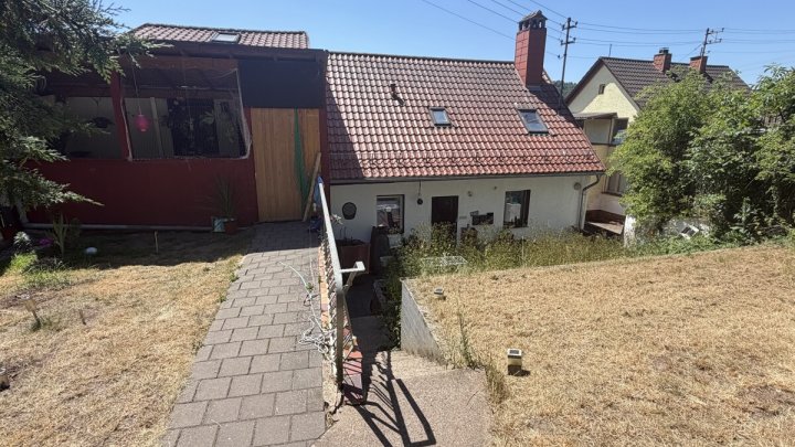 Freistehendes Wohnhaus mit drei separat nutzbaren Wohneinheiten