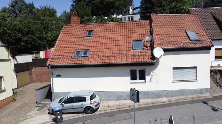 Freistehendes Wohnhaus mit drei separat nutzbaren Wohneinheiten