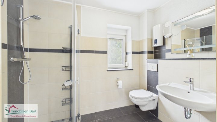 SOFORT VERFÜGBAR:

90 M2 WOHNUNG / 2 KFZ-STELLPLÄTZE UND BALKON!