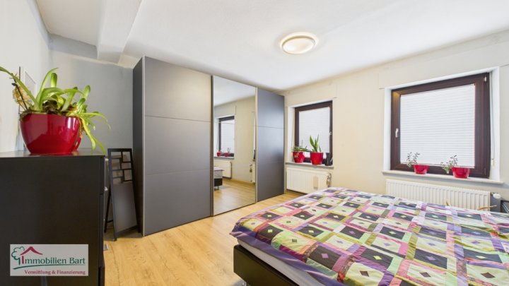 GRENZE L-SCHENGEN: WOHNMOBILSTELLPLATZ / RENOVIERTES WOHNHAUS / GARTEN NACH SÜD-WEST AUSGERICHTET