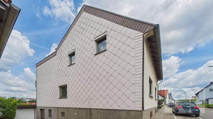 Viel Platz für die Familie: Freistehendes Ein- bis Zweifamilienhaus mit Garten in Quierschied!