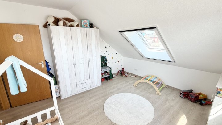 Gepflegte 3-Zimmer-Dachgeschosswohnung mit Balkon in zentraler Lage von Losheim am See