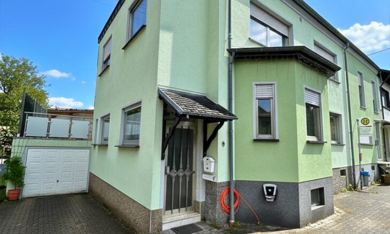 Gepflegtes 2-Familienhaus mit Garten + Garage, teilsaniert