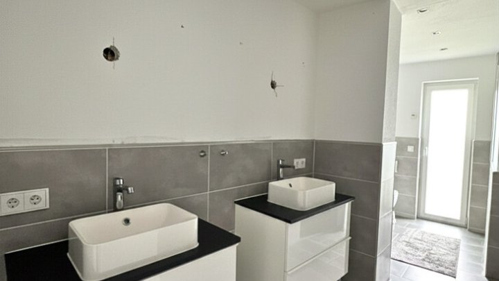 Gepflegtes 2-Familienhaus mit Garten + Garage, teilsaniert