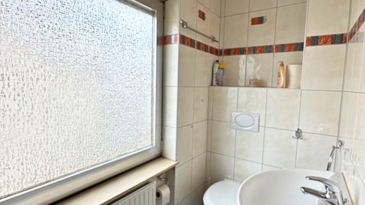 Gepflegtes 2-Familienhaus mit Garten + Garage, teilsaniert