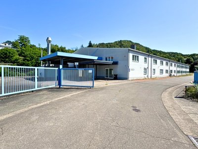 Gebäude mit Einfahrt