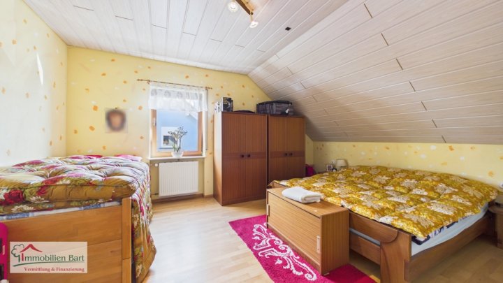 ORSCHOLZ: WOHNHAUS MIT 4 SCHLAFZ., GR. GARAGE, GARTEN IN TOP WOHNLAGE!
