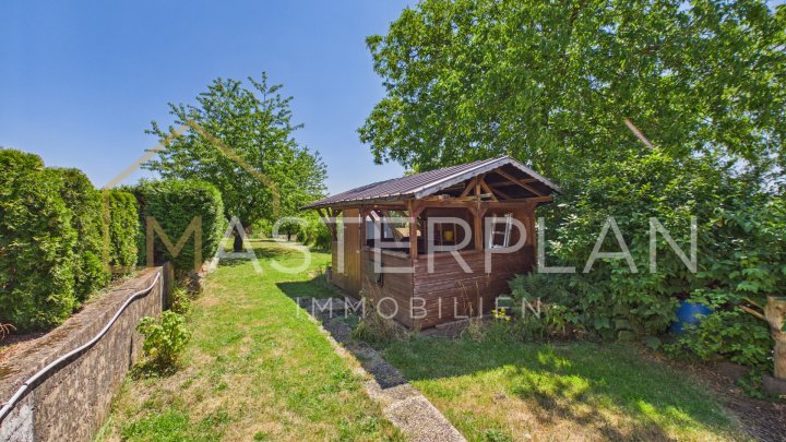 Einzugsbereites EFH mit Doppelgarage und Garten