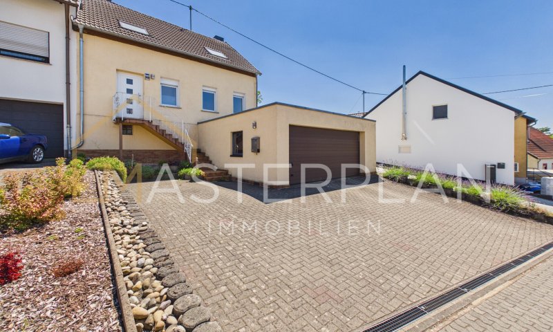 Einzugsbereites EFH mit Doppelgarage und Garten