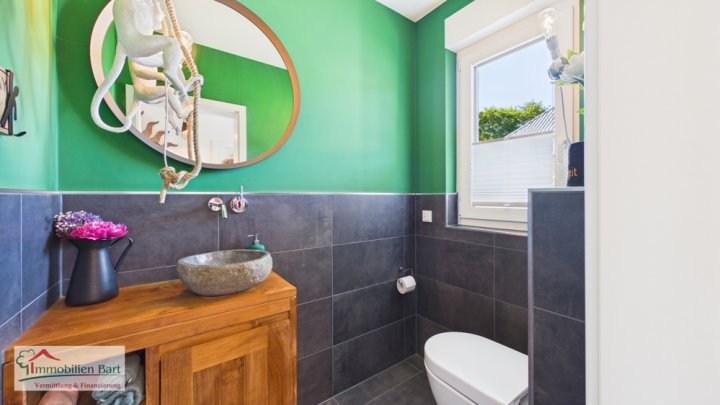 WEISKIRCHEN-RAPPWEILER: BUNGALOW MIT 3 SZ / 2 GARAGEN / TOLLER GARTEN!