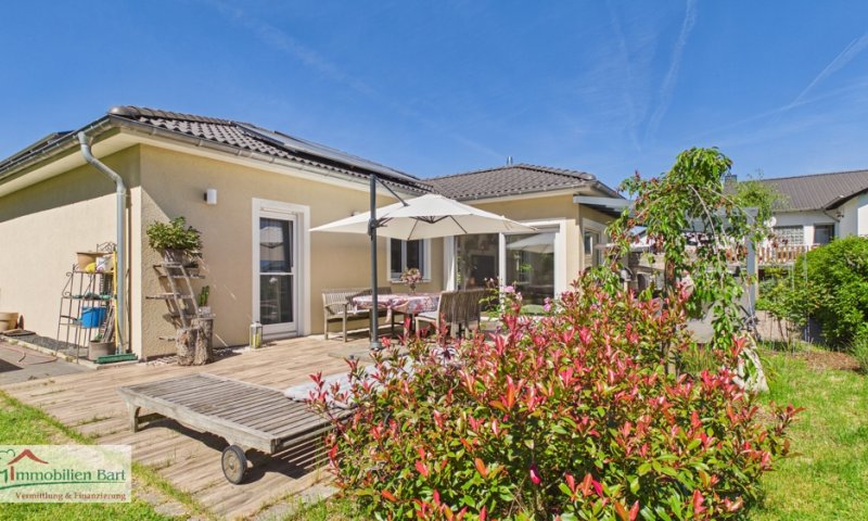 WEISKIRCHEN-RAPPWEILER: BUNGALOW MIT 3 SZ / 2 GARAGEN / TOLLER GARTEN!