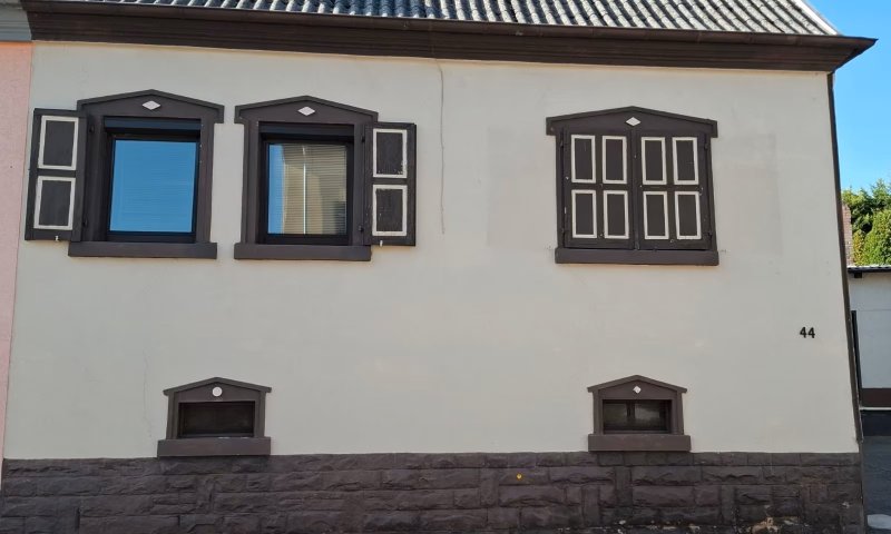 Sehr gepflegtes Zweifamilienhaus mit vielseitig nutzbarem Anbau und 3 Garagen in Niederwürzbach