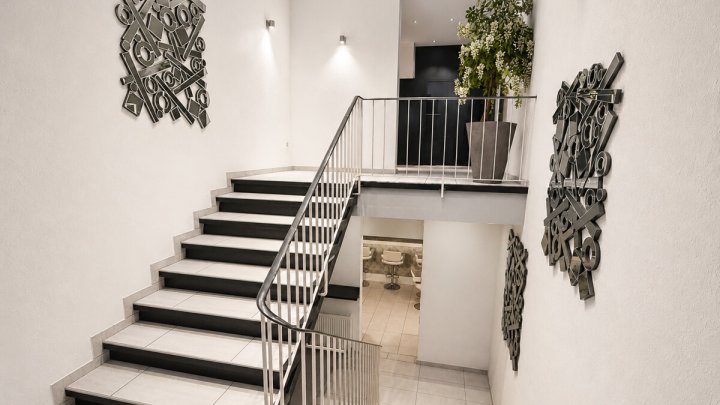 Vielseitige Gewerbeimmobilie - ideal für Club, Bar, Vergnügungsstätte oder Gastro mit 13 Garagen