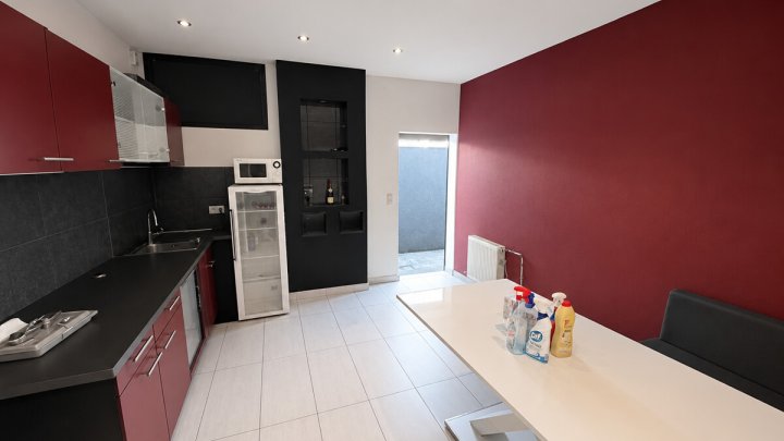 Vielseitige Gewerbeimmobilie - ideal für Club, Bar, Vergnügungsstätte oder Gastro mit 13 Garagen