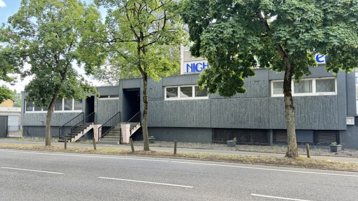 Vielseitige Gewerbeimmobilie - ideal für Club, Bar, Vergnügungsstätte oder Gastro mit 13 Garagen