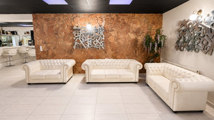 Vielseitige Gewerbeimmobilie - ideal für Club, Bar, Vergnügungsstätte oder Gastro mit 13 Garagen