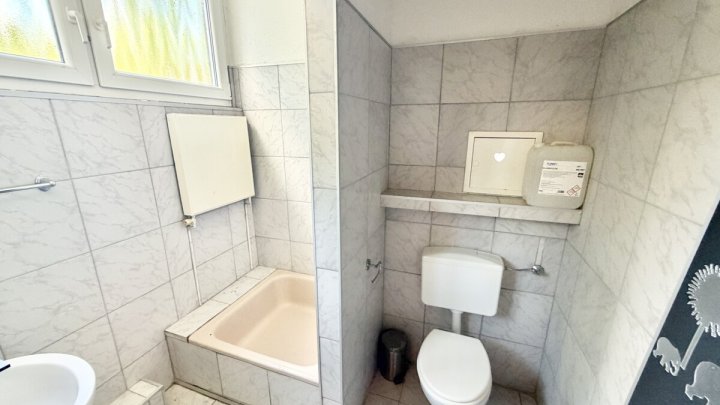 Vielseitige Gewerbeimmobilie - ideal für Club, Bar, Vergnügungsstätte oder Gastro mit 13 Garagen