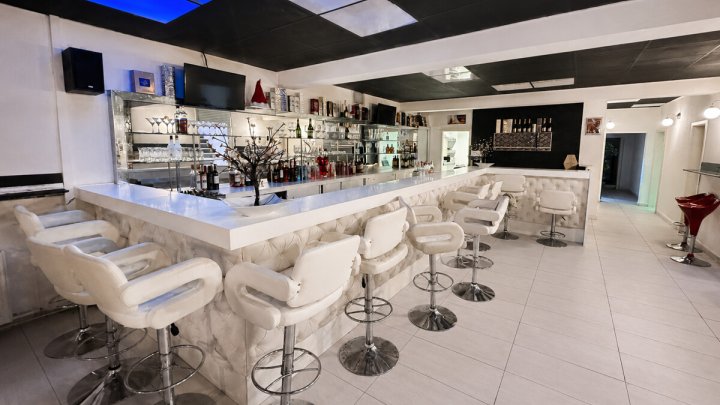 Vielseitige Gewerbeimmobilie - ideal für Club, Bar, Vergnügungsstätte oder Gastro mit 13 Garagen