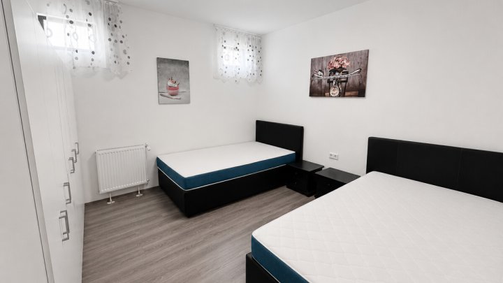 Vielseitige Gewerbeimmobilie - ideal für Club, Bar, Vergnügungsstätte oder Gastro mit 13 Garagen