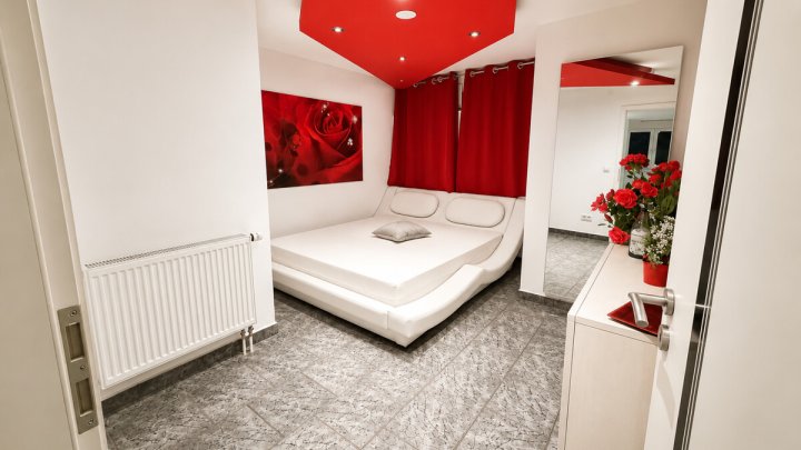 Vielseitige Gewerbeimmobilie - ideal für Club, Bar, Vergnügungsstätte oder Gastro mit 13 Garagen