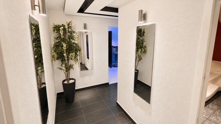 Vielseitige Gewerbeimmobilie - ideal für Club, Bar, Vergnügungsstätte oder Gastro mit 13 Garagen