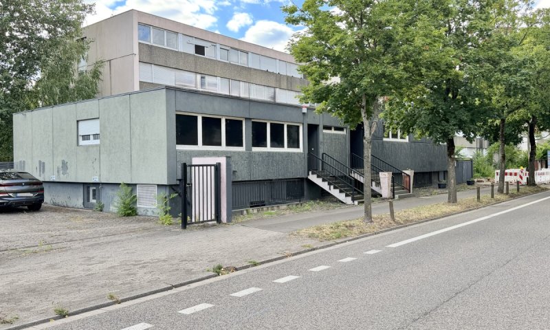 Vielseitige Gewerbeimmobilie - ideal für Club, Bar, Vergnügungsstätte oder Gastro mit 13 Garagen