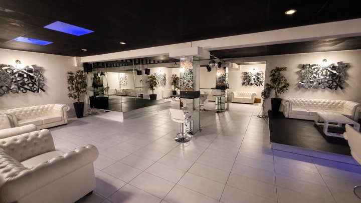 Vielseitige Gewerbeimmobilie - ideal für Club, Bar, Vergnügungsstätte oder Gastro mit 13 Garagen