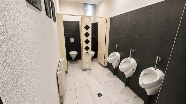 Vielseitige Gewerbeimmobilie - ideal für Club, Bar, Vergnügungsstätte oder Gastro mit 13 Garagen
